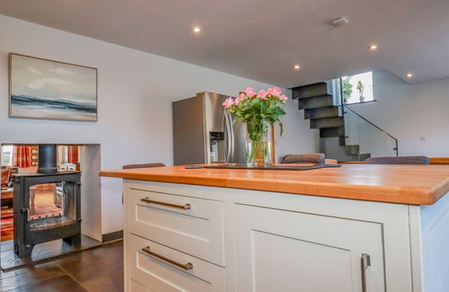 Saint Gennys Cottage | PENLAUREL, family friendly, with hot tub in Crackington Haven
