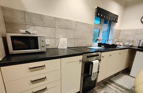 Tan-y-groes Apartment | Penlon Farm Cottage - perfect couple's retreat, just a short drive from Cardigan Bay's famous coastl