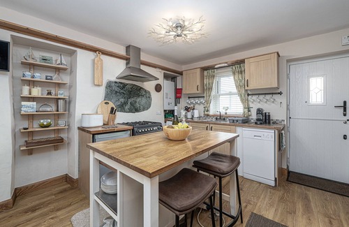 Cemaes Bay Cottage | Penrhyn Cottage - a cottage that sleeps 4 guests in 2 bedrooms