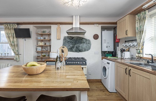 Cemaes Bay Cottage | Penrhyn Cottage - a cottage that sleeps 4 guests in 2 bedrooms
