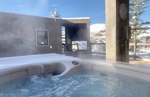 Crested Butte Condo | Penthouse #4 Panoramic Views, Hot Tub, 75" & 55" TVs, Sonos, Free Town & Ski Bus