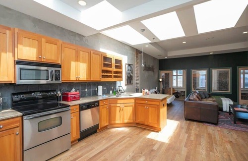 Downtown Nashville Condo | Penthouse Above Music & Bars