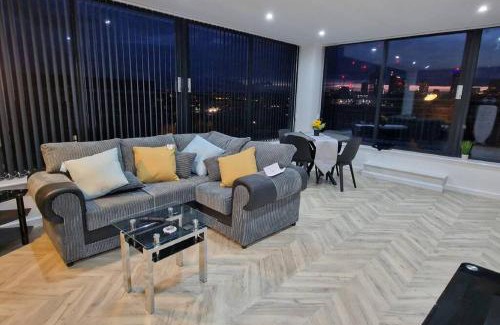 Bordesley Apartment | Penthouse - Amazing City Skyline Views - Free Parking - Balcony - Utilita Arena - New St Station - Bullring Shopping