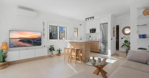 Benalmadena Costa House | Penthouse - Beach - Sea View - Pool - 40 sqm Private Terrace - One Bedroom - Sleeping Alcove