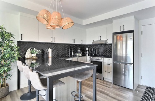 Saint-Roch Apartment | Penthouse, central Quebec City, heated pool