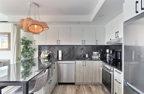 Saint-Roch Apartment | Penthouse, central Quebec City, heated pool