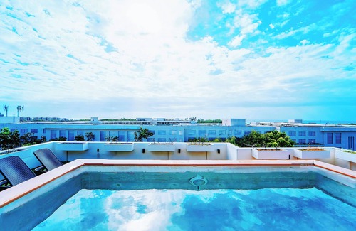 Luis Donaldo Colosio Apartment | Penthouse I 500m Award-Winning Family Beach I Private Pool Patio I King Bed