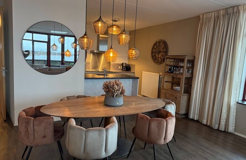 Biddinghuizen Apartment | Penthouse met Jacuzzi en Sauna aan het water