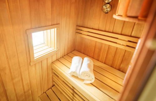 Altotting Hotel | Penthouse mit Whirlpool, Sauna, Dachterrasse und Schwedenofen, air-condition