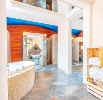 Altotting Hotel | Penthouse mit Whirlpool, Sauna, Dachterrasse und Schwedenofen, air-condition