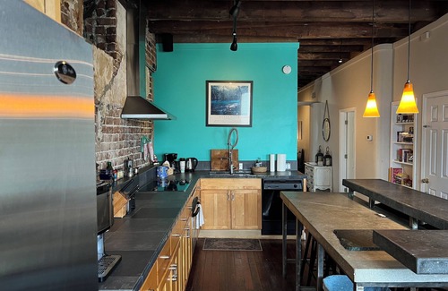 Historic District - North Condo | Penthouse on Broughton with FREE Reserved Parking