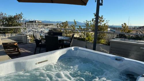 Antibes City Centre Apartment | Penthouse vue mer avec Rooftop,Jacuzzi,et parking privé