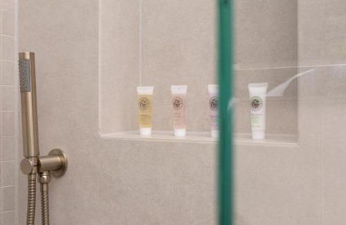 Chelsea Apartment | PenthouseStays Chelsea - Luxury King/Queen Bed Studios - near King's Road