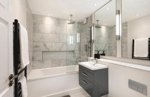 Chelsea Apartment | PenthouseStays Chelsea - Luxury 2 Bedroom Apartment w/King Bed - near King's Road