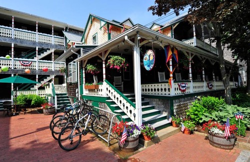 Oak Bluffs Hotel | Pequot Hotel