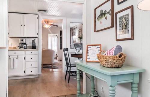 Spring Lake House | Perch Cottage l Lakeside Autumn Getaway with Firepit, Kayaks & Cozy Nights