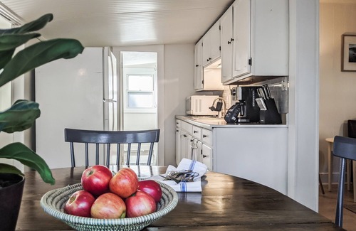 Spring Lake House | Perch Cottage l Lakeside Autumn Getaway with Firepit, Kayaks & Cozy Nights