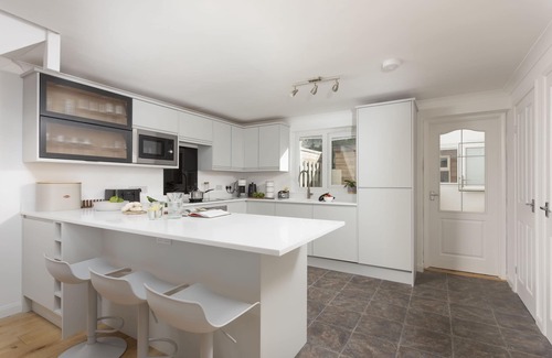Porthtowan Cottage | Perched atop the golden sand and rolling waves of Porthtowan Beach