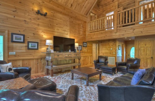Raccoon Ridge Cabin | Perched near the top of the mountain in the highly sought after Aska Adventure Area, Copper Top offers the ideal setting and amenities for a luxurious mountaintop getaway that you’ll never forget.