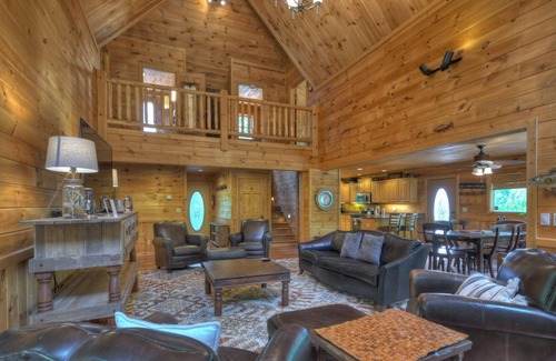Raccoon Ridge Cabin | Perched near the top of the mountain in the highly sought after Aska Adventure Area, Copper Top offers the ideal setting and amenities for a luxurious mountaintop getaway that you’ll never forget.