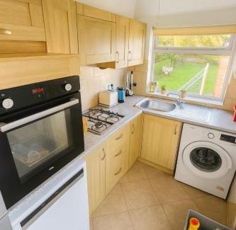 Trafford Apartment | Perfect Base for Manchester Trips - 3 bed house