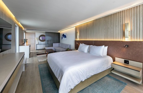 Village of La Jolla Hotel | Perfect Base for Visits to Birch Aquarium & SeaWorld, w/Heated Outdoor Pool!