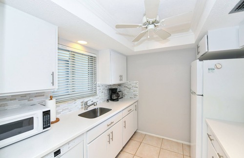 Siesta Key Condo | Perfect Beach Retreat 1 Bed 1 Bath Siesta Key Beach Across from the Beach