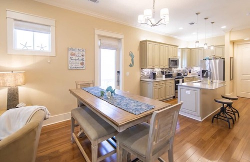 Sunnyside House | Perfect Carillon Beach Summer Retreat with 6 passenger Golf Cart awaits you NOW!