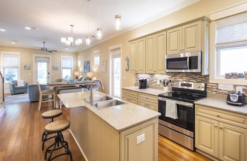 Sunnyside House | Perfect Carillon Beach Summer Retreat with 6 passenger Golf Cart awaits you NOW!