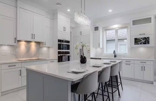 Richmond House | Perfect Central YVR Home - 5min drive from YVR Airport, Downtown, Granville st