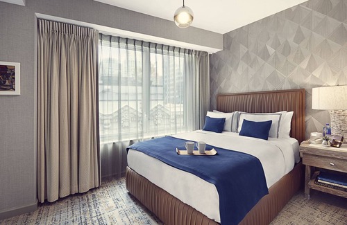 Financial District Hotel | Perfect City Retreat: Petite Queen Room with Contemporary Style