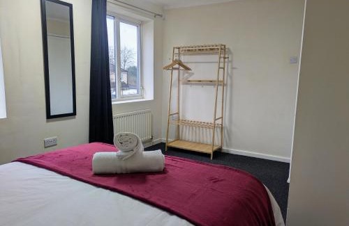 Wolverhampton House | Perfect Contractor 4 bed Parking