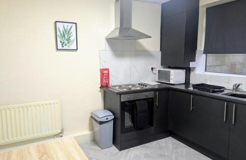 Wolverhampton House | Perfect Contractor 4 bed Parking