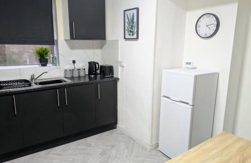 Wolverhampton House | Perfect Contractor 4 bed Parking