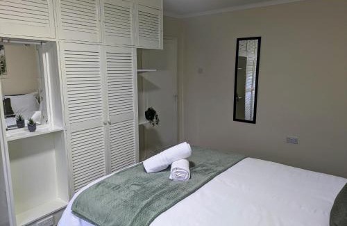 Wolverhampton House | Perfect Contractor 4 bed Parking