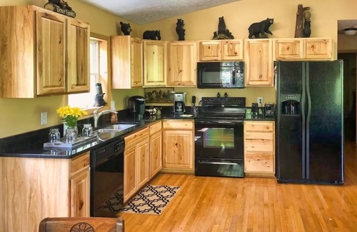 Maggie Valley Cabin | Perfect Couples Retreat – Smoky Mountain View, Hot Tub, Fire Place, King Bed, EV