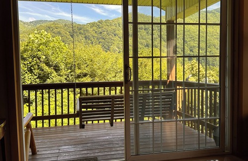 Maggie Valley Cabin | Perfect Couples Retreat – Smoky Mountain View, Hot Tub, Fire Place, King Bed, EV