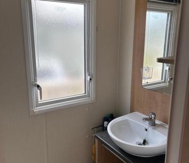Colchester Resort | Perfect days away - 3 bedroom 1 shower with decking & bedding