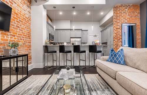 Lower Garden District Apartment | ⚜️ Perfect Downtown 1 Bedroom plus Queen Sleeper Sofa & Private Terrace ⚜️ - The Livingston