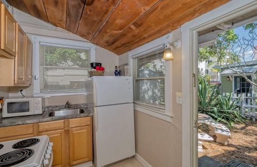 Central Sarasota Apartment | Perfect Downtown Space-Walk to Library, Theater, REstaurants & Shops!