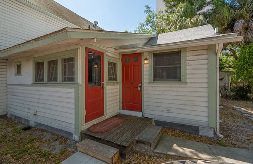 Central Sarasota Apartment | Perfect Downtown Space-Walk to Library, Theater, REstaurants & Shops!