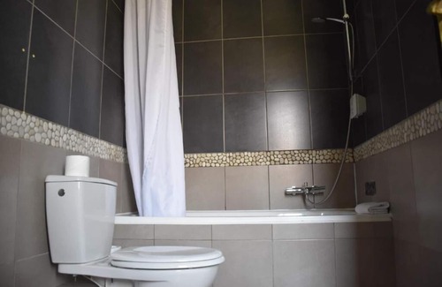 Sanary-sur-Mer Hotel | Perfect Family Getaway! Spacious Room | Garden & Private Parking