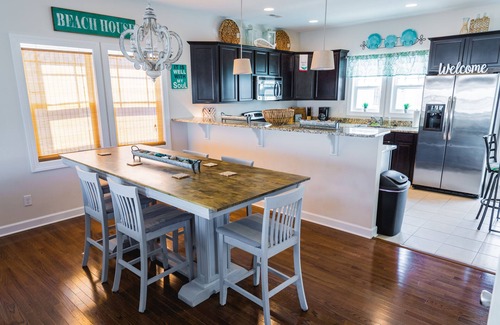 Surf City House | Perfect for 2 families. 2 MBR's. Elevator, 4 min walk 2 beach, pool, and clean!