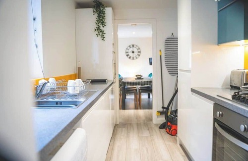 Crewe House | Perfect for contractors, 4-bedrooms, sleeps 7!