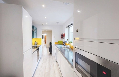 Crewe House | Perfect for contractors, 4-bedrooms, sleeps 7!