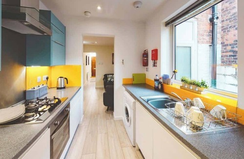 Crewe House | Perfect for contractors, 4-bedrooms, sleeps 7!
