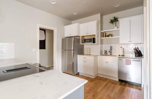 Sullivan's Gulch Apartment | Perfect for Groups Trendy Area 4BR Sleeps 8