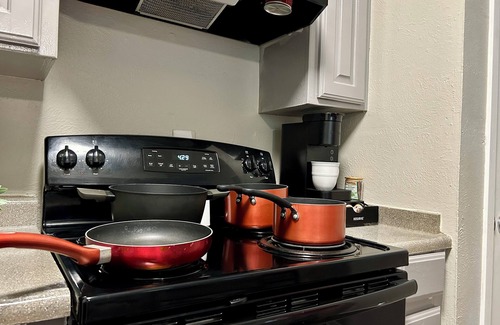 Sherman Apartment | Perfect for workers, great location, full kitchen, WiFi, 1 bedroom in quiet apt