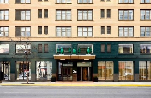 Downtown Chicago House | Perfect for your Chicago Getaway! Close to Midway Airport! Onsite Parking!
