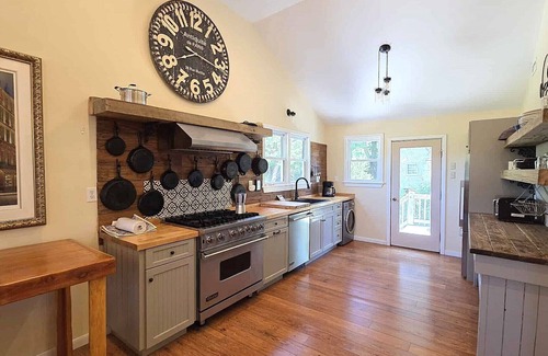 Ocracoke House | Perfect Getaway for Four! Close to Silver Lake!